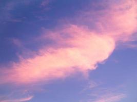 cielo serale con nuvole rosa foto