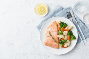 salmone e verdure al vapore, paleo, cheto, fodmap, dieta dash. cucina mediterranea con pesce foto