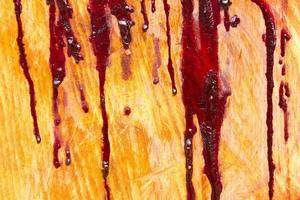 gli alberi della gomma sono diventati rossi su una superficie di legno duro. foto