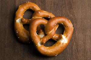 due pretzel tipici bavaresi su uno sfondo marrone foto
