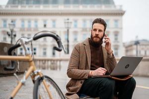 imprenditore maschio che chiama sul cellulare. lavoro a distanza. fuori foto