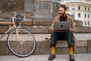 vista frontale. imprenditore maschio che chiama sul cellulare. lavoro a distanza. fuori foto