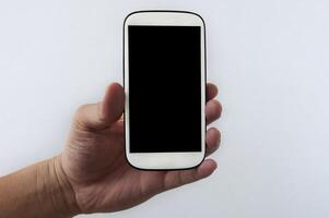 mano che tiene smartphone bianco isolato su sfondo bianco. copia il concetto di spazio foto