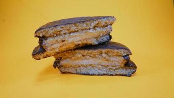 foto di biscotti sandwich con ripieno di marshmallow e ricoperti di crema al cioccolato.