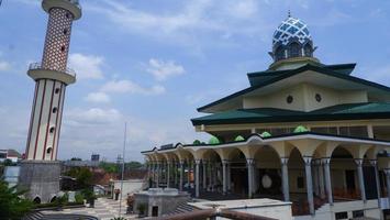 foto della moschea nel centro della città