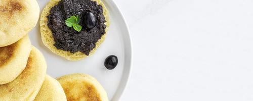 frittelle di pane di semola di harcha fatte in casa con purè di olive foto