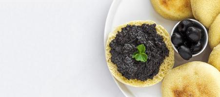 frittelle di pane di semola di harcha fatte in casa con purè di olive foto