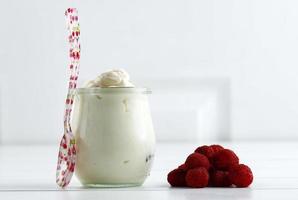 yogurt greco bianco con lamponi foto