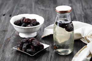 kurma nabeez, acqua infusa durante la notte con frutta da datteri in una bottiglia, bevanda salutare popolare durante il ramadhan. foto