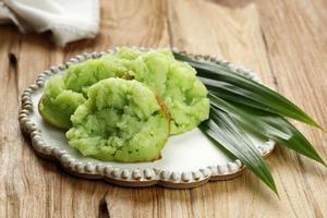 carabikang o bikang, cibo tradizionale indonesiano a base di farina di riso, colorante alimentare, zucchero e latte di cocco foto