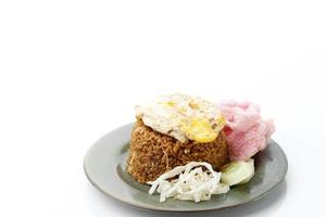 nasi goreng rendang, riso fritto con stufato di manzo e uovo soleggiato foto