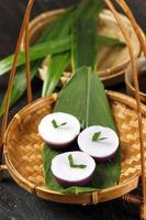 talam ubi ungu o kuih talam, torta al vapore tradizionale indonesiana, strato inferiore a base di patata dolce viola, zucchero e latte di cocco foto