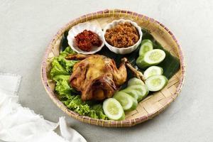 ayam ingkung goreng o bakakak hayam, pollo intero fritto, ricetta tradizionale indonesiana foto