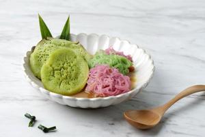 pethulo, srabi e putu mayang serviti con sciroppo di zucchero di palma al latte di cocco, tradizionale dessert indonesiano dell'East Java foto