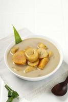 kolak pisang ubi è una composta di patate dolci alla banana. popolare dolce indonesiano a base di latte di cocco, zucchero di palma e foglie di pandano. foto