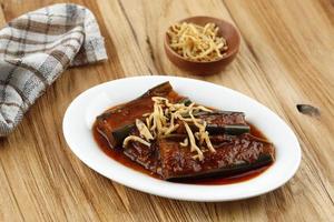 terong balado con acciughe fritte. melanzane con peperoncino e concentrato di pomodoro foto