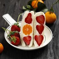 panino alla frutta dolce syle giapponese con fragola e arancia. dolce colazione estiva fatta in casa ichigo frutta sando foto