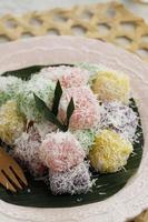 colorato ongol-ongol o sentiling, rivestimento per torta di manioca al vapore con cocco grattugiato foto