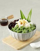 dolci malesi chiamati cendol. cendol è composto da cubetti di ghiaccio tritato, fagioli rossi. foto