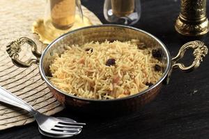 pulao del kashmir a base di riso basmati cotto con spezie e aromatizzato con zafferano e frutta secca foto