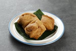 bakso tahu è un alimento tradizionale di Ungaran, Java centrale, Indonesia. a base di tofu fritto ripieno di polpette. foto