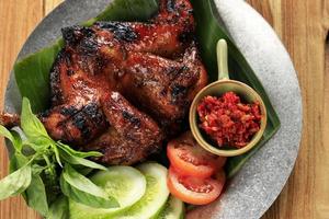 ayam bakar madu, pollo arrosto con miele, erbe e spezie dall'indonesia foto