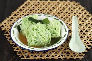 putu mayang o petulo, spuntino tradizionale indonesiano a base di farina di riso di colore verde foto