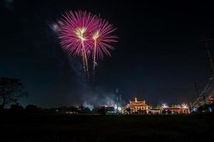 celebrazione dei fuochi d'artificio nel cielo scuro foto