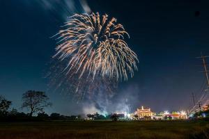 celebrazione dei fuochi d'artificio nel cielo scuro foto