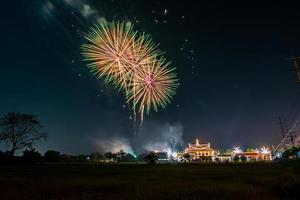 celebrazione dei fuochi d'artificio nel cielo scuro foto