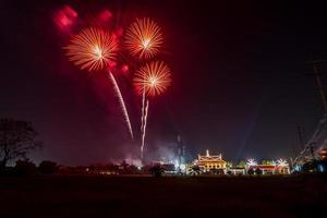 celebrazione dei fuochi d'artificio nel cielo scuro foto