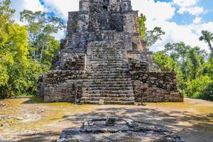 antico sito maya con rovine di templi piramidi manufatti muyil messico. foto