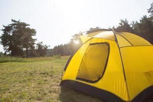 tenda turistica installata in natura nella foresta. turismo domestico, vacanze estive attive, avventure in famiglia. ecoturismo, distanza sociale. copia spazio foto