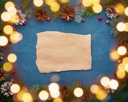 natale e felice anno nuovo sfondo blu scuro con carta artigianale per testo e bokeh foto