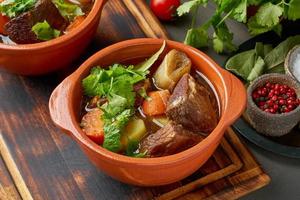 gulasch con grossi pezzi di manzo e verdure. stufatura lenta, cottura in due pentole o padella di ghisa foto