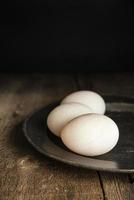 uova di anatra fresche con illuminazione naturale lunatica stile vintage