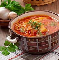 primo piano rosso nazionale ucraino e russo del borsch della minestra foto