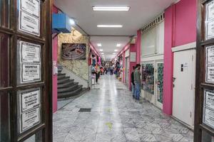 Buenos Aires, Argentina. 2021. una galleria piena di negozi foto