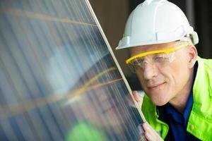 pannelli solari su una collina di campagna in una luminosa giornata di sole che forniscono una fonte di energia rinnovabile sostenibile all'alternativa dei residenti locali foto