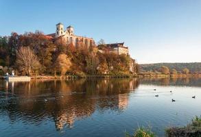 abbazia benedettina in tyniec in autunno, cracovia, polonia foto