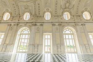 corridoio con pavimento in marmi pregiati. molta eleganza per questo interno italiano a veneria reale, piemonte - italia foto