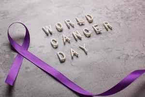 nastro viola per il morbo di alzheimer, il cancro al pancreas, la consapevolezza dell'epilessia, la giornata mondiale del cancro foto