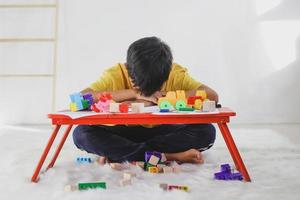 bambino autistico triste per essere stato solo a giocare con i giocattoli. esperienza traumatica infantile, psicologia, psicologia, sindrome di Asperger, disturbo di Asperger, autismo, autismo. foto