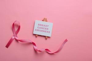 nastro rosa per la giornata mondiale del cancro e la sensibilizzazione sul cancro al seno foto