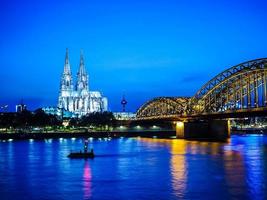 hdr cattedrale di san pietro e ponte hohenzollern sul fiume Reno foto