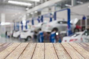 piano del tavolo in legno con sfocatura dello sfondo del garage foto