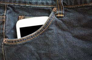 tasca dei jeans con smartphone foto