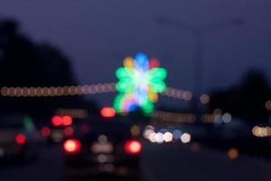 bellissimo sfondo di luci bokeh di notte su strada con auto foto