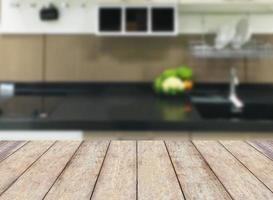 tavolo in legno su sfondo interno cucina moderna foto