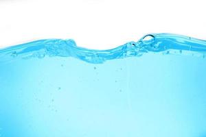 acqua superficiale blu e bolla d'aria isolata su sfondo bianco foto